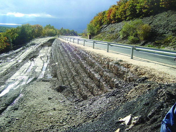 Слика_2- Санација на свлечиште на магистрален пат Битола – Ресен (насип од армирана земја по завршување на градба)