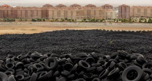 Шпанците се загушуваат од најголемата гробница на автомобилски гуми во Европа