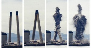 Спектакуларно рушење на стара термоцентрала во Шкотска