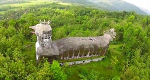 Сам изградил џиновска црква во форма на кокошка