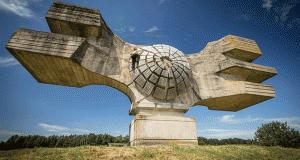 Иновативна колекција на фотографии од спомениците од поранешна Југославија