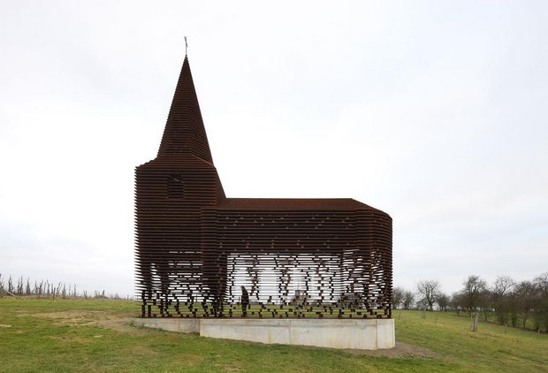 Prozirna crkva vo Belgija1