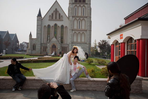 Chinese Newlyweds Photographed In Thames Town