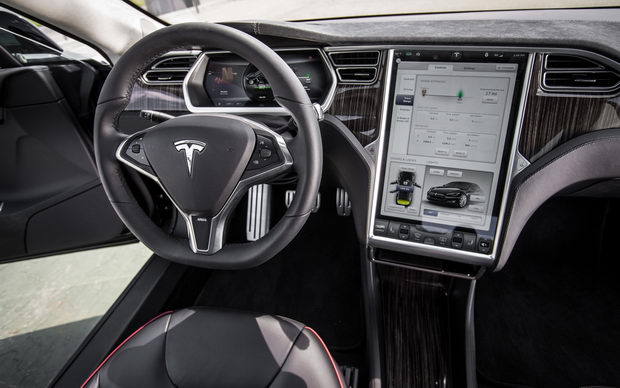 Tesla-Model-S-cockpit-and-center-screen