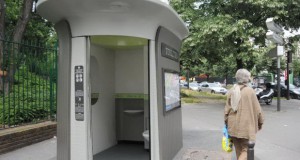 Париз го зголемува бројот на јавните тоалети кои ќе бидат отворени 24 часа дневно