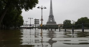 Реката Сена расте до точка кога би можела да го поплави Париз