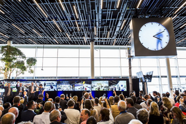 генијален часовник аеродром амстердам
