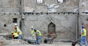 Почна обновата на опожарените конаци на Трескавец