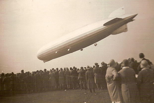 People_watching_the_landing_of_Zeppelin_LZ_127._Uploaded_by_Grombo_commonswiki._CC_BY-SA_3.0
