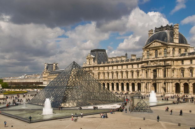 Louvre i piramida Pariz Francuska