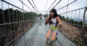 Во Кина отворен најдолгиот стаклен мост на светот