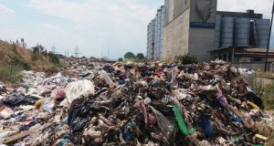 Брдата ѓубре уште повеќе се зголемуваат на дивата депонија во Тетово