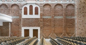 Руинирана културна сала во Романија претворена во модерен објект
