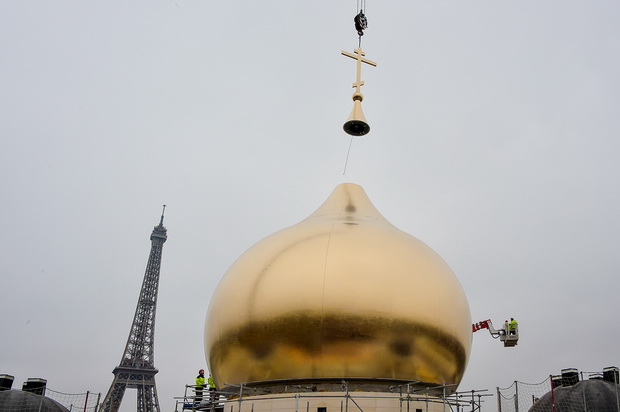 Pose du dome sur CCOR.Bouygues Bat.  Paris 75007. 18 mars 2016