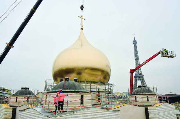 Pose du dome sur CCOR.Bouygues Bat.  Paris 75007. 18 mars 2016