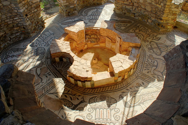 krstilnica_vo_episkopskata_bazilika_-_arheoloshki_lokalitet_stobi
