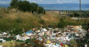 Расфрлан отпад покрај патот Охрид – Св.Наум