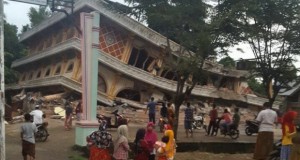 92 загинати во силниот земјотрес во Индонезија