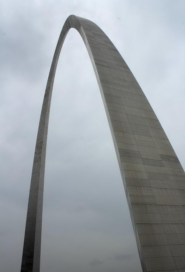 getvej-arch-sent-luis-sad