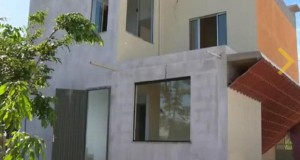 Куќа која стои на покрив, додека темелите се на врвот