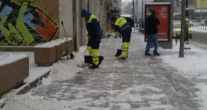 Во Центар улиците исчистени – фрлени 60 тони сол