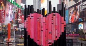 Валентиново срце инспирирано од емиграцијата поставено на Тајмс Сквер