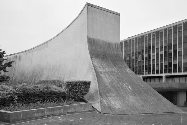 Brutalen Pariz Bourse_by_Travail