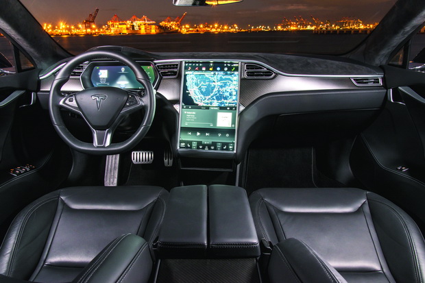 Enterierot na Tesla S modelot od 2015