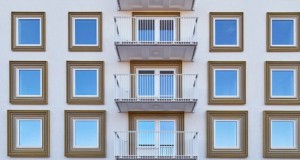 Станбена зграда во Шведска заработува од продажба на вишокот електрична енергија