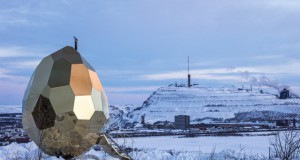 Сауна во облик на јајце обложено со злато