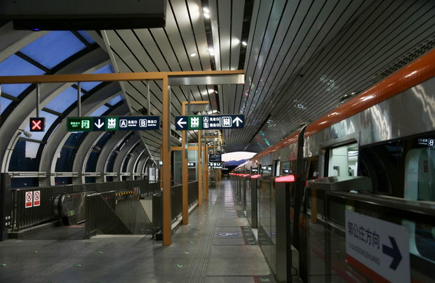 Peking moderni metro stanici3
