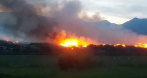 Во Струга почна да се гаси пожарот на дивата депонија