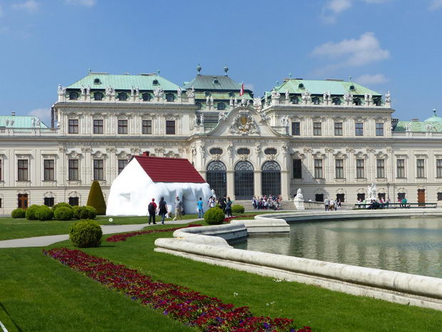 vienna-la-fat-house-di-erwin-wurm-al-museo-belvedere