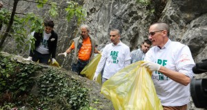 Заедничка акција за пример: Собран отпадот од брегот и водите на езерото Матка