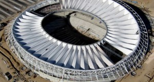 Монтирање на покривот на новиот стадион на „Атлетико Мадрид“ (ВИДЕО)