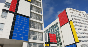 Фасада на зграда во Хаг, како „најголемиот Мондријан во светот“