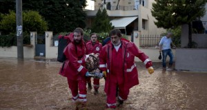 Најмалку 15 лица загинаа во силните поплави во Атина