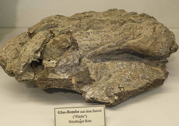 Glasbombe aus dem Suevit (Flädle)