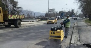 Се санираат дупките на скопските сообраќајници