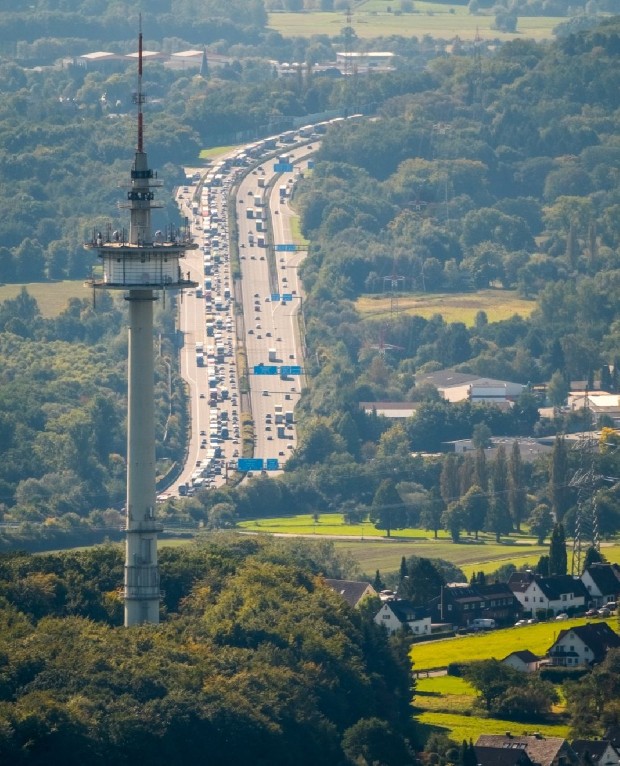 Autobahn- Stau im Streckenverlauf der BAB A45 im Ortsteil Westhofen in Schwerte im Bundesland Nordrhein-Westfalen, Deutschland