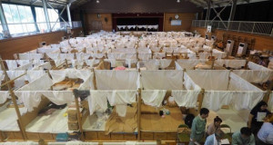 Shigeru Ban гради привремени засолништа за погодените од поплави во Јапонија