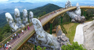 Мост кој го држат две џиновски раце
