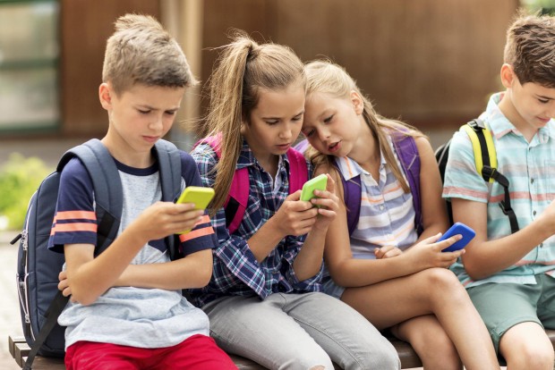 elementary school students with smartphones