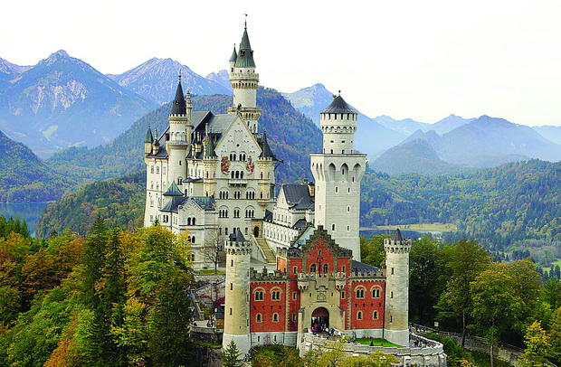 Schloss Neuschwanstein im Herbst - Front 3