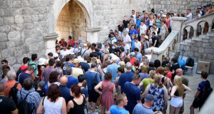 Масовниот туризам го прегазува Дубровник