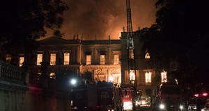 Пожар го проголта 200 години стариот Национален музеј во Рио де Жанеиро