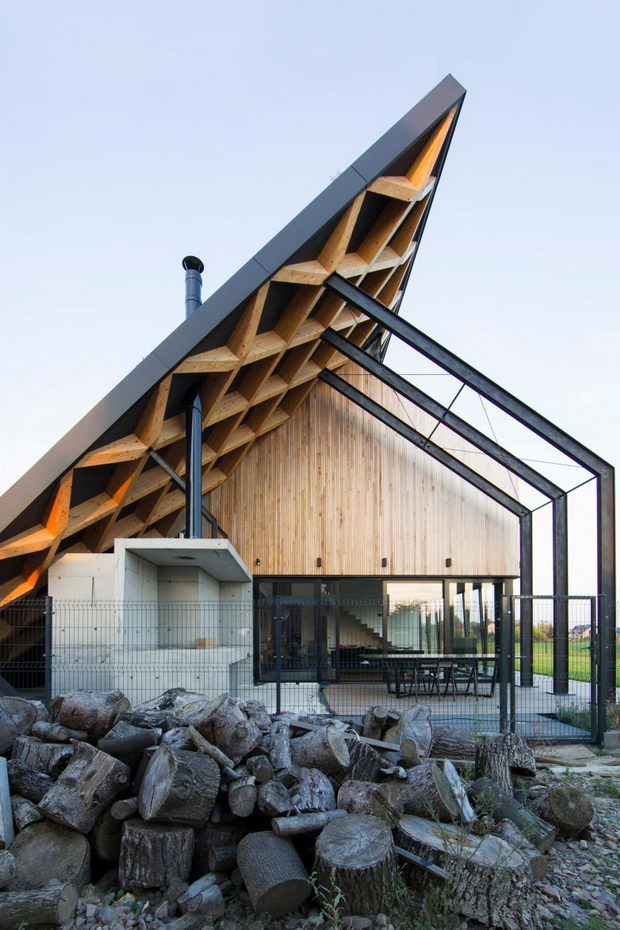 House-behind-the-roof-03-782x1173