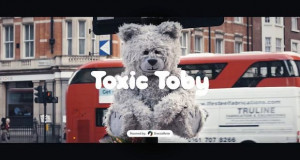 Лондон: Toxic Toby, мече робот што кашла доколку воздухот е загаден