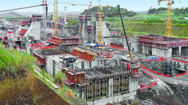lock-facilities-panama-canal-the-dimensions-and-the-massive-structural-elements-are-clearly-visible