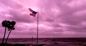 Зошто ураганот Мајкл донесе пурпурно небо?